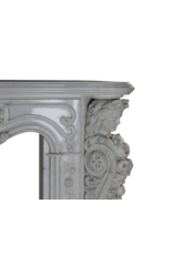 Uitzonderlijke 19e Eeuwse Napoleon III Carrara Marmeren Schouw met Gesculpteerde Vrouwelijke Bustes, Bloemguirlandes en Symbolische Duiven van Vrede – Second Empire Meesterwerk