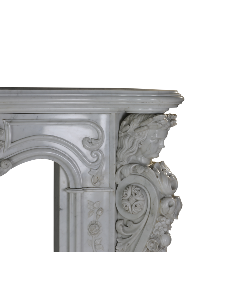 Excepcional Chimenea Napoleon III del Siglo XIX en Mármol de Carrara con Bustos Esculpidos, Guirnaldas Florales y Palomas Simbólicas – Obra Maestra Second Empire