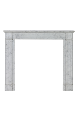 Elegante Chimenea Louis XVI del Siglo XIX en Mármol de Carrara con Columnas Acanaladas