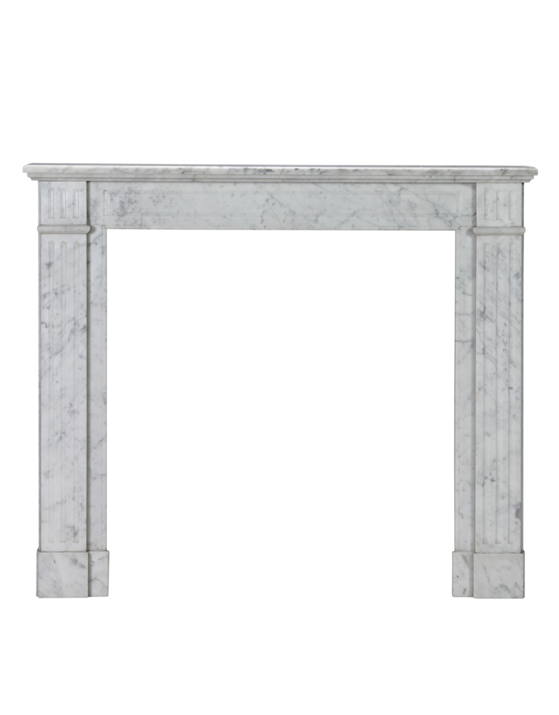 Elegante Chimenea Louis XVI del Siglo XIX en Mármol de Carrara con Columnas Acanaladas