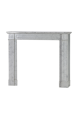 Elegante Chimenea Louis XVI del Siglo XIX en Mármol de Carrara con Columnas Acanaladas