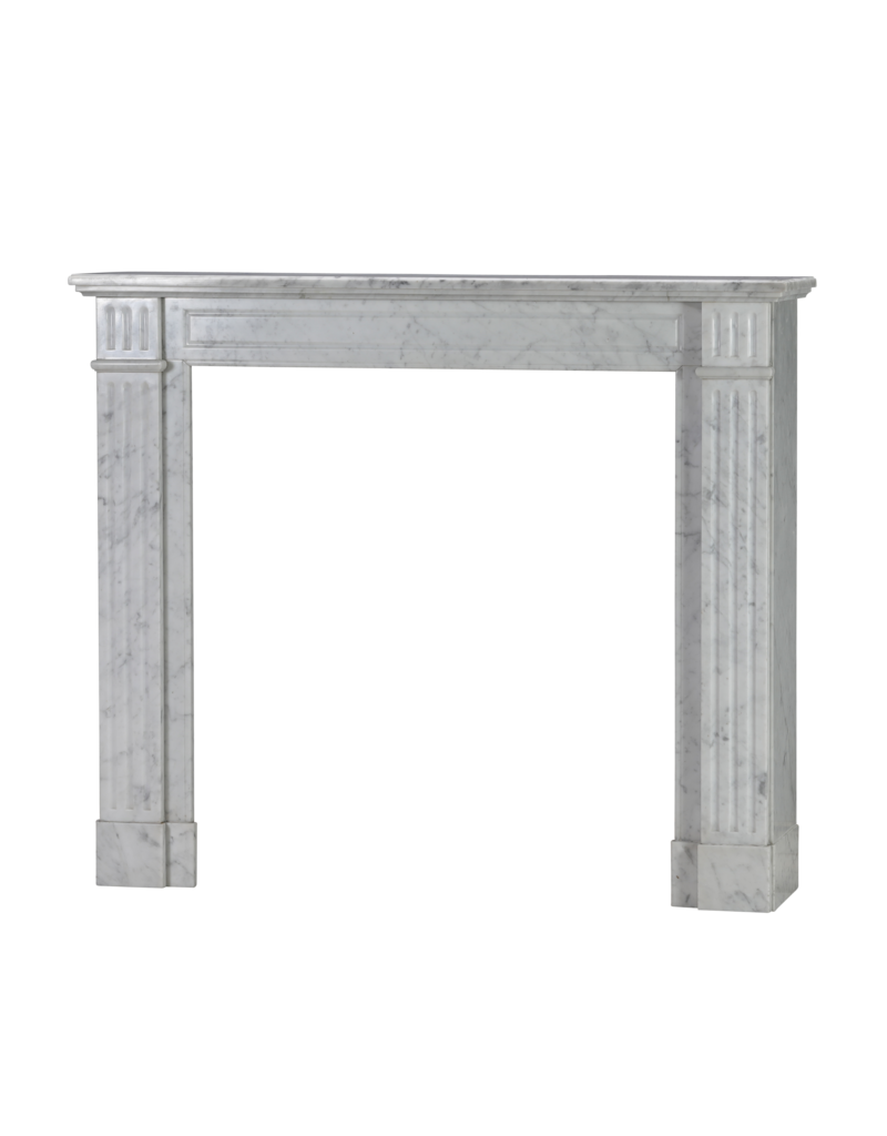 Maison Leon Van den Bogaert Elegante Chimenea Louis XVI del Siglo XIX en Mármol de Carrara con Columnas Acanaladas