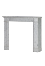 Elegante Chimenea Louis XVI del Siglo XIX en Mármol de Carrara con Columnas Acanaladas