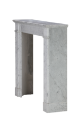 Maison Leon Van den Bogaert Elegante Louis XVI Kaminumrandung aus Carrara-Marmor des 19. Jahrhunderts mit Kannelierten Säulen