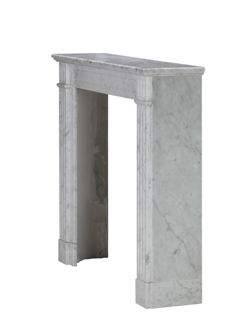 Elegante Chimenea Louis XVI del Siglo XIX en Mármol de Carrara con Columnas Acanaladas