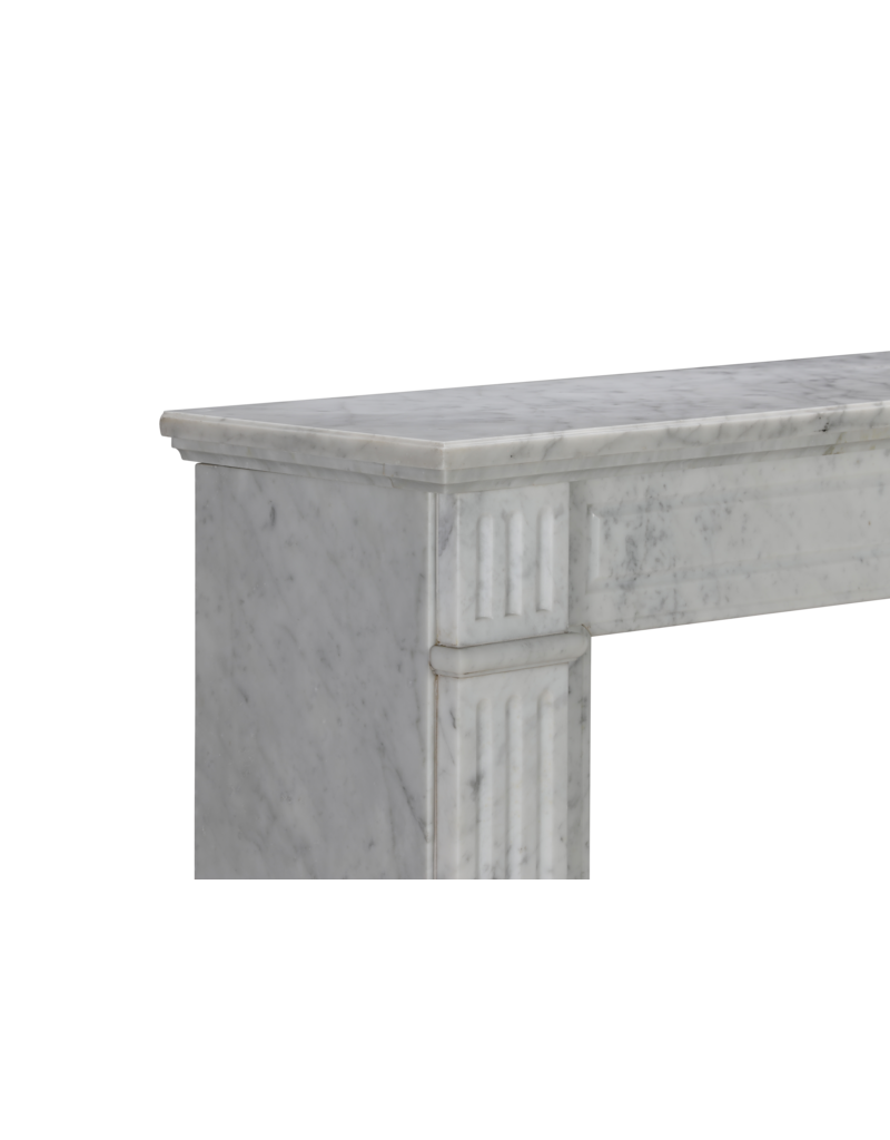 Elegante Chimenea Louis XVI del Siglo XIX en Mármol de Carrara con Columnas Acanaladas