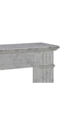 Elegante Chimenea Louis XVI del Siglo XIX en Mármol de Carrara con Columnas Acanaladas