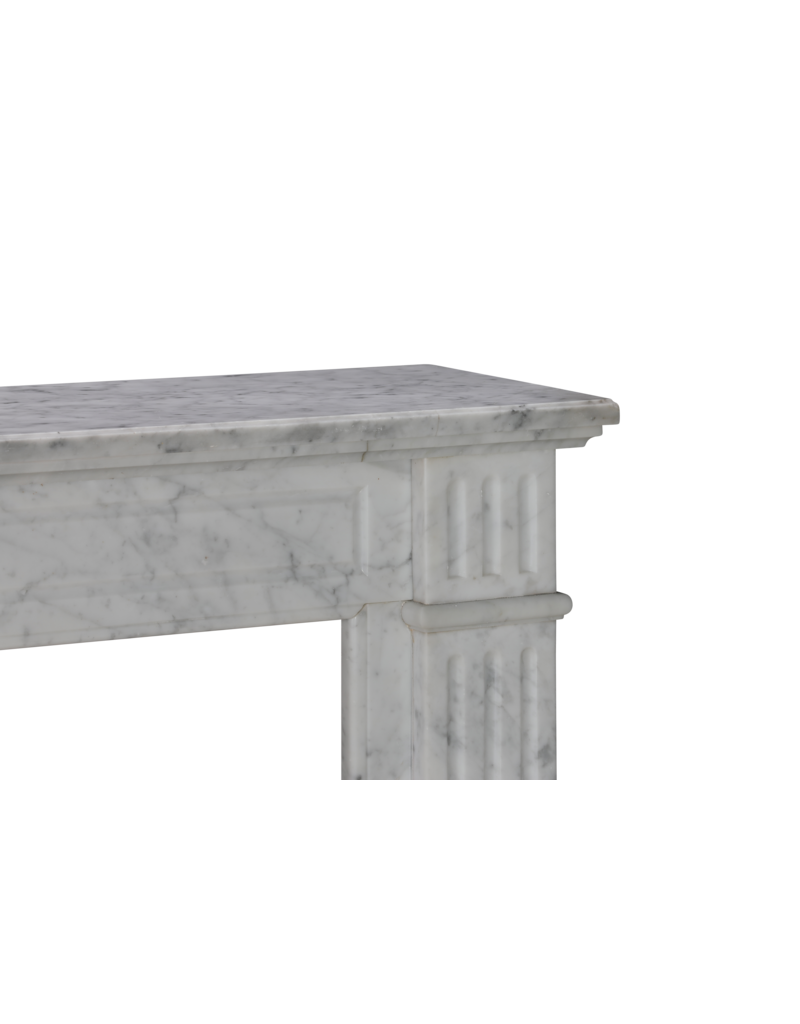Maison Leon Van den Bogaert Elegante Louis XVI Kaminumrandung aus Carrara-Marmor des 19. Jahrhunderts mit Kannelierten Säulen