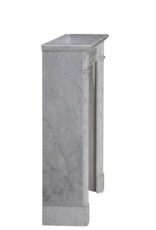Elegante Chimenea Louis XVI del Siglo XIX en Mármol de Carrara con Columnas Acanaladas