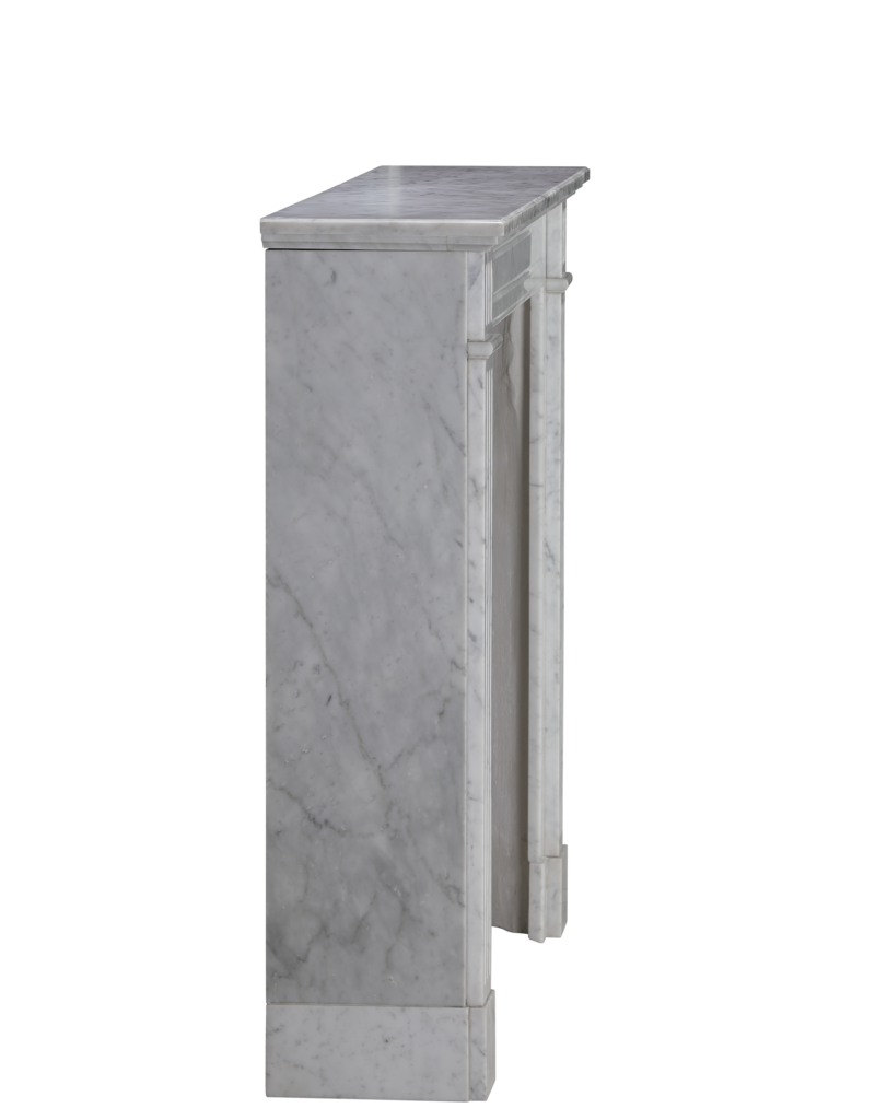 Elegante Chimenea Louis XVI del Siglo XIX en Mármol de Carrara con Columnas Acanaladas