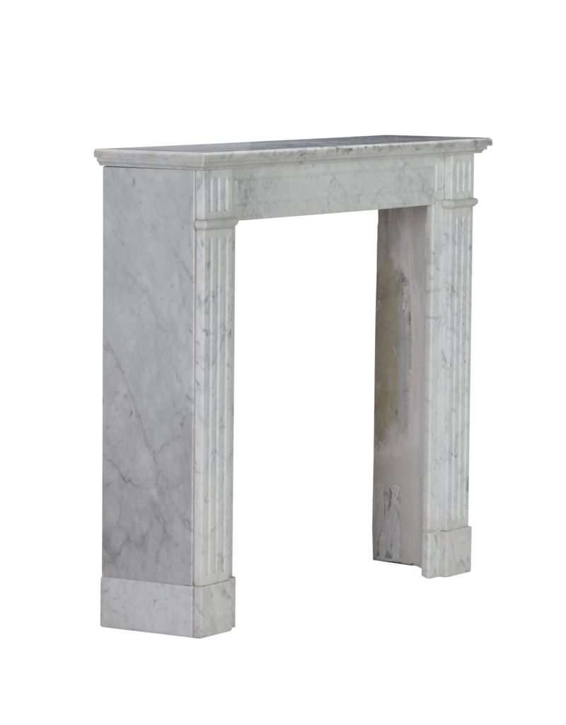 Elegante Louis XVI Kaminumrandung aus Carrara-Marmor des 19. Jahrhunderts mit Kannelierten Säulen