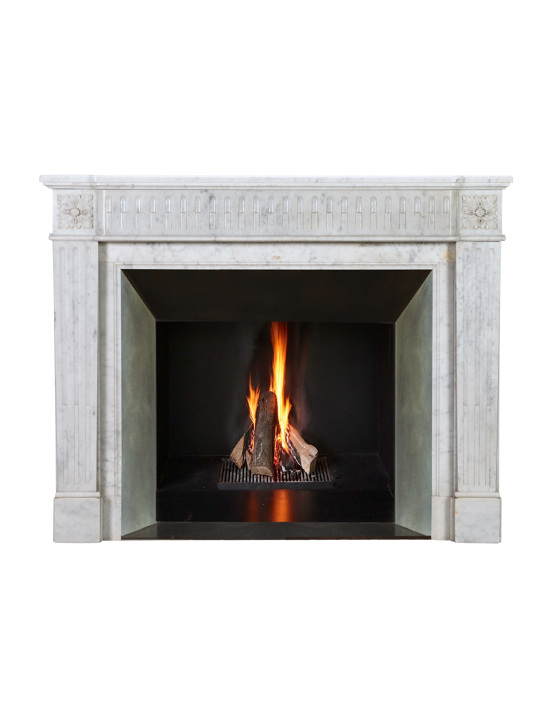 Maison Leon Van den Bogaert Exquisiter Haussmann Kamin im Louis XVI Stil aus Carrara Marmor, 19. Jahrhundert – Zeitlose Französische Eleganz