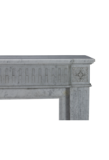 Maison Leon Van den Bogaert Exclusieve 19e Eeuwse Haussmannien Louis XVI Stijl Schouw in Wit Carrara Marmer – Tijdloze Franse Elegantie