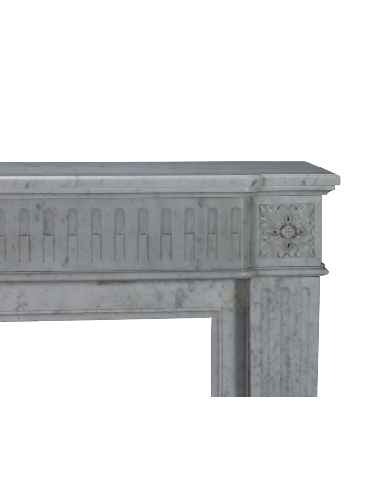 Maison Leon Van den Bogaert Superbe Cheminée Haussmannienne XIXe Siècle Style Louis XVI en Marbre Blanc de Carrare – Élégance Française Intemporelle