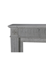 Maison Leon Van den Bogaert Elegante Chimenea Haussmanniana Siglo XIX Estilo Luis XVI en Mármol Blanco Carrara – Diseño Francés Atemporal