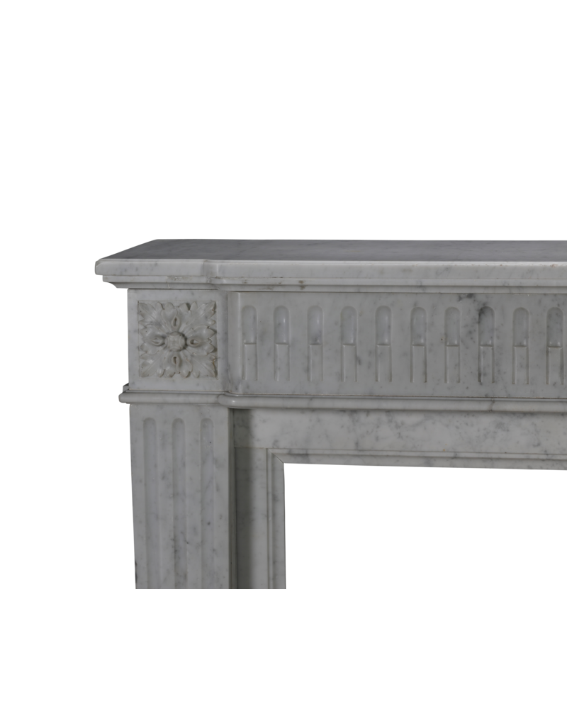 Maison Leon Van den Bogaert Exquisiter Haussmann Kamin im Louis XVI Stil aus Carrara Marmor, 19. Jahrhundert – Zeitlose Französische Eleganz
