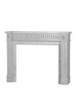 Maison Leon Van den Bogaert Elegante Chimenea Haussmanniana Siglo XIX Estilo Luis XVI en Mármol Blanco Carrara – Diseño Francés Atemporal