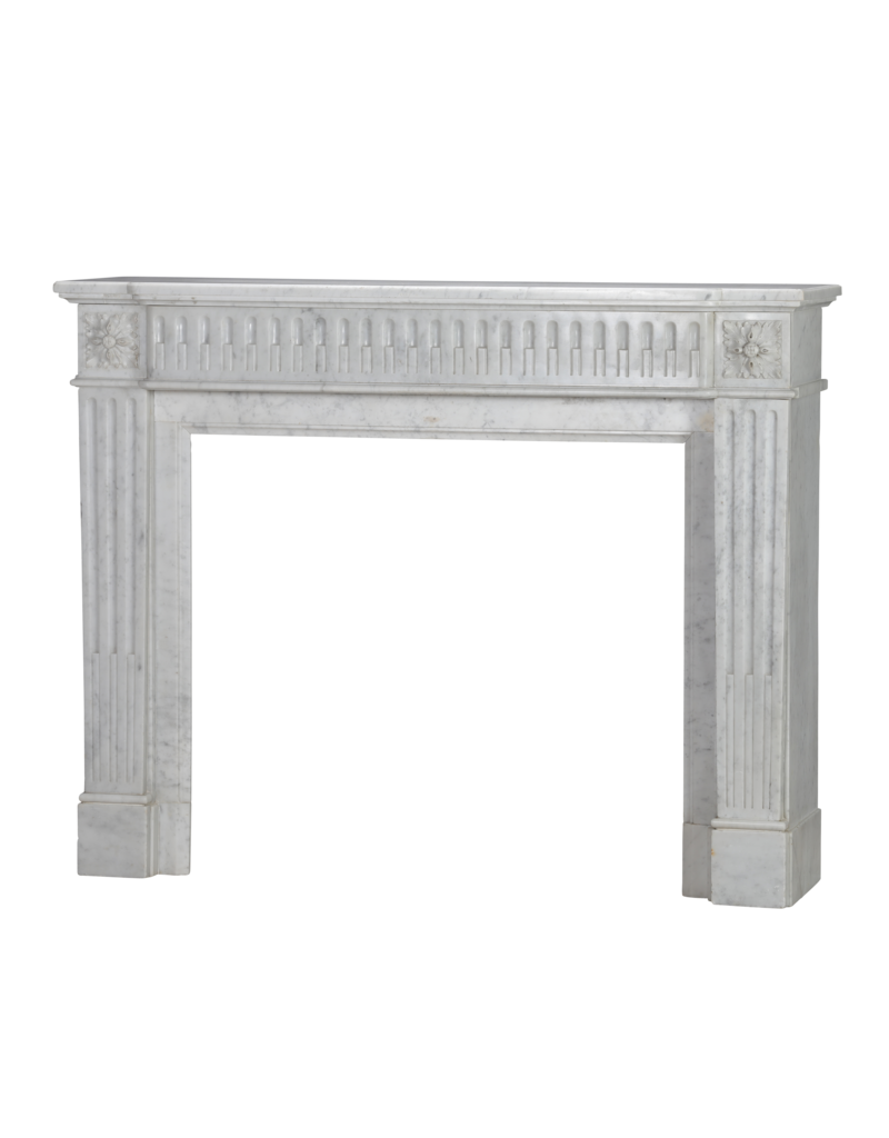 Maison Leon Van den Bogaert Elegante Chimenea Haussmanniana Siglo XIX Estilo Luis XVI en Mármol Blanco Carrara – Diseño Francés Atemporal