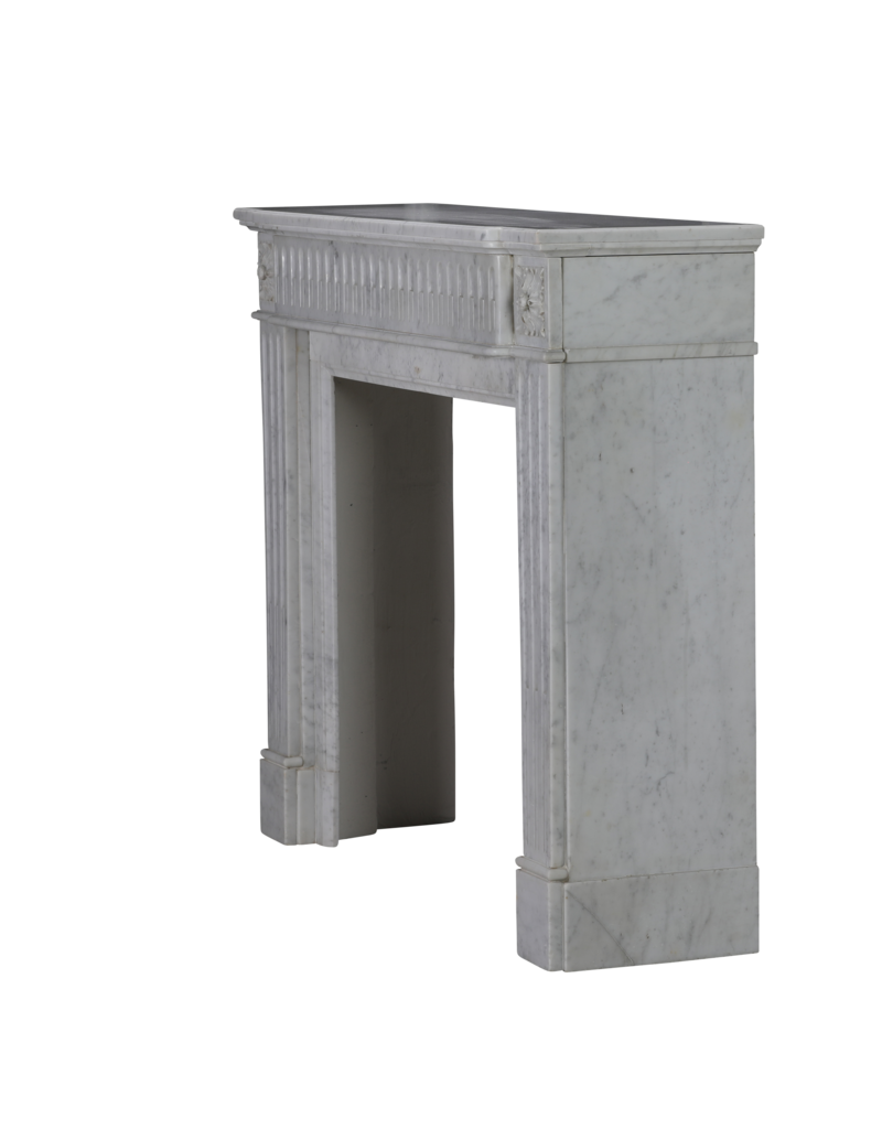 Maison Leon Van den Bogaert Exquisiter Haussmann Kamin im Louis XVI Stil aus Carrara Marmor, 19. Jahrhundert – Zeitlose Französische Eleganz