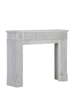 Maison Leon Van den Bogaert Superbe Cheminée Haussmannienne XIXe Siècle Style Louis XVI en Marbre Blanc de Carrare – Élégance Française Intemporelle