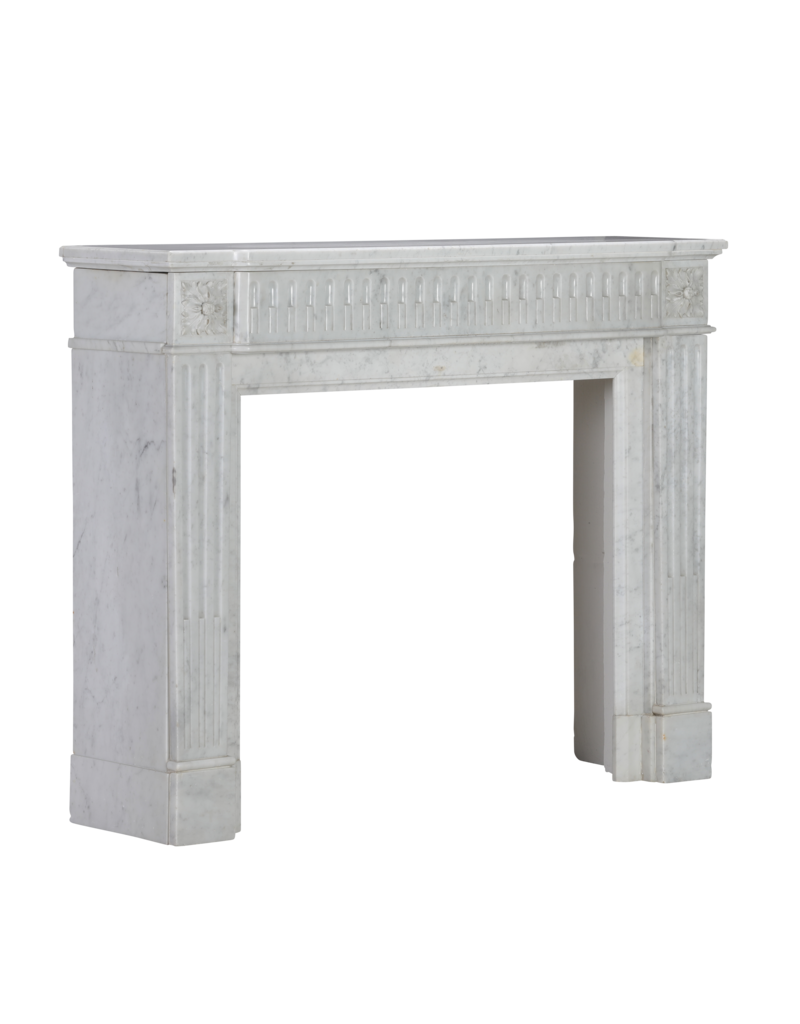 Maison Leon Van den Bogaert Exclusieve 19e Eeuwse Haussmannien Louis XVI Stijl Schouw in Wit Carrara Marmer – Tijdloze Franse Elegantie