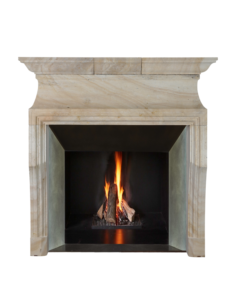 Klassische französische Louis-XIV-Kaminumrandung aus Kalkstein aus dem 20. Jahrhundert – skulpturales Minimaldesign für luxuriöses Wohnen | authentisches Kaminstück, 472 kg