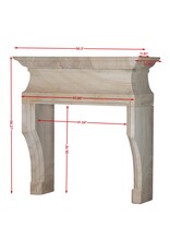 Klassische französische Louis-XIV-Kaminumrandung aus Kalkstein aus dem 20. Jahrhundert – skulpturales Minimaldesign für luxuriöses Wohnen | authentisches Kaminstück, 472 kg