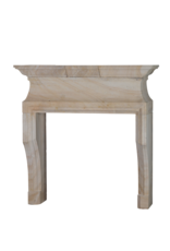 Klassische französische Louis-XIV-Kaminumrandung aus Kalkstein aus dem 20. Jahrhundert – skulpturales Minimaldesign für luxuriöses Wohnen | authentisches Kaminstück, 472 kg