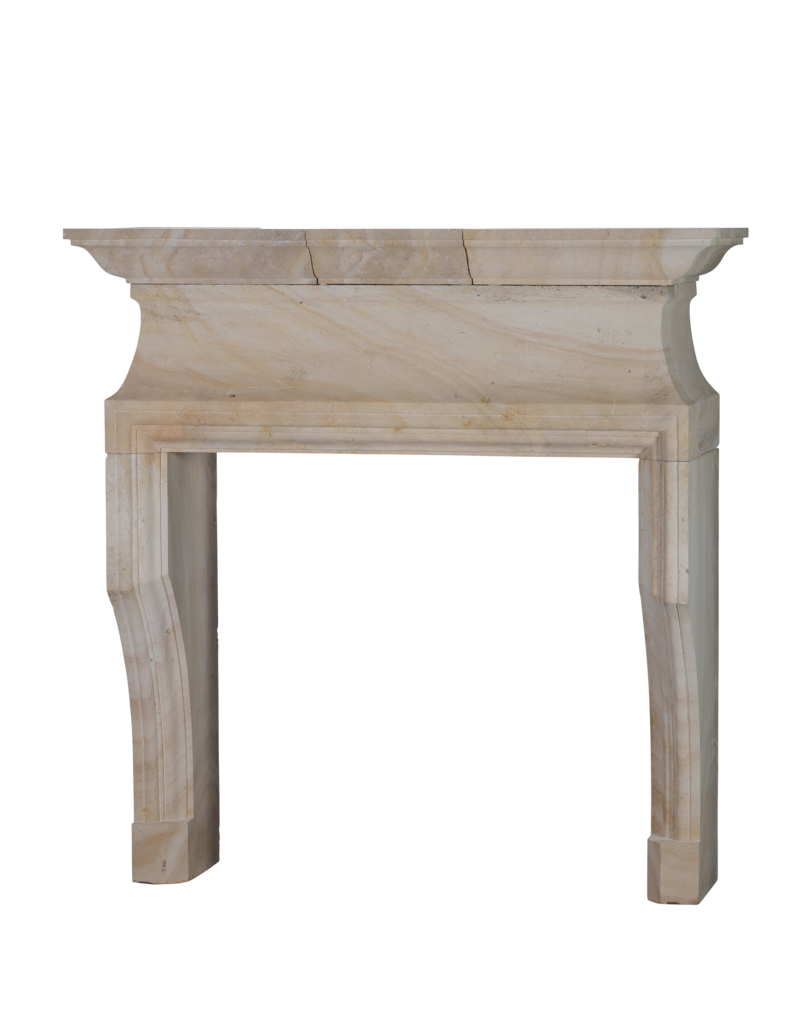 Klassische französische Louis-XIV-Kaminumrandung aus Kalkstein aus dem 20. Jahrhundert – skulpturales Minimaldesign für luxuriöses Wohnen | authentisches Kaminstück, 472 kg