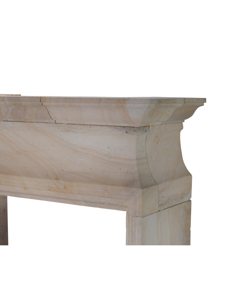 Klassische französische Louis-XIV-Kaminumrandung aus Kalkstein aus dem 20. Jahrhundert – skulpturales Minimaldesign für luxuriöses Wohnen | authentisches Kaminstück, 472 kg