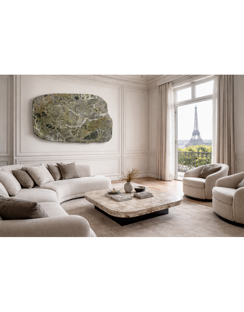 Maison Leon Van den Bogaert Exklusive Antike Grüne Marmorplatte 133 x 84 cm – Organischer Form Naturstein – Verwitterte Oberfläche – Luxus Couchtischplatte oder Wandkunst