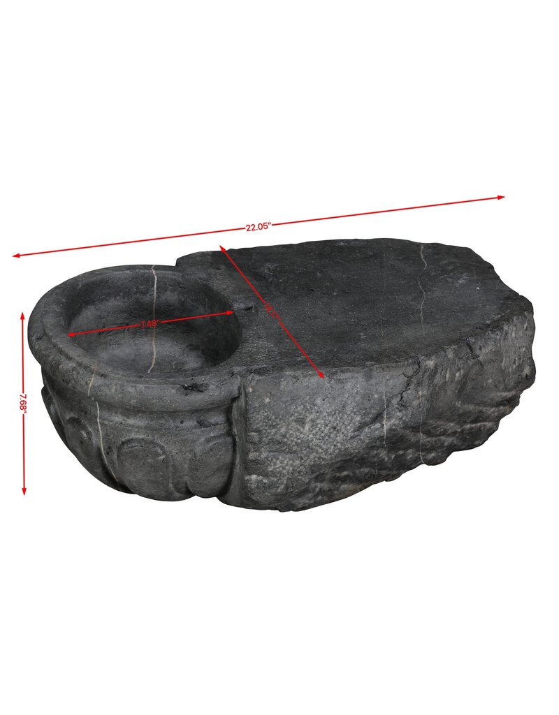 Maison Leon Van den Bogaert Rara Pila de Agua Bendita Antigua en Piedra Azul Belga Oxidada – Lavabo Mural Escultural para Powder Room o Baño de Invitados de Lujo