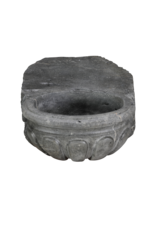 Maison Leon Van den Bogaert Seltenes Antikes Weihwasserbecken aus Belgischem Blaustein – Oxidiertes Skulpturales Wandbecken für Luxus Powder Room oder Gäste-WC