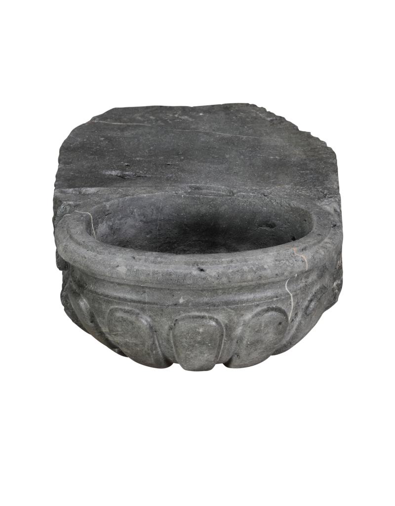 Maison Leon Van den Bogaert Seltenes Antikes Weihwasserbecken aus Belgischem Blaustein – Oxidiertes Skulpturales Wandbecken für Luxus Powder Room oder Gäste-WC