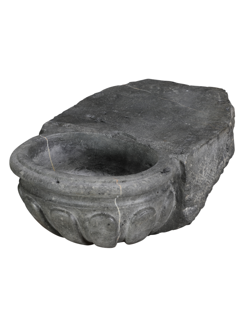 Maison Leon Van den Bogaert Rara Pila de Agua Bendita Antigua en Piedra Azul Belga Oxidada – Lavabo Mural Escultural para Powder Room o Baño de Invitados de Lujo