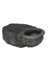 Maison Leon Van den Bogaert Rara Pila de Agua Bendita Antigua en Piedra Azul Belga Oxidada – Lavabo Mural Escultural para Powder Room o Baño de Invitados de Lujo