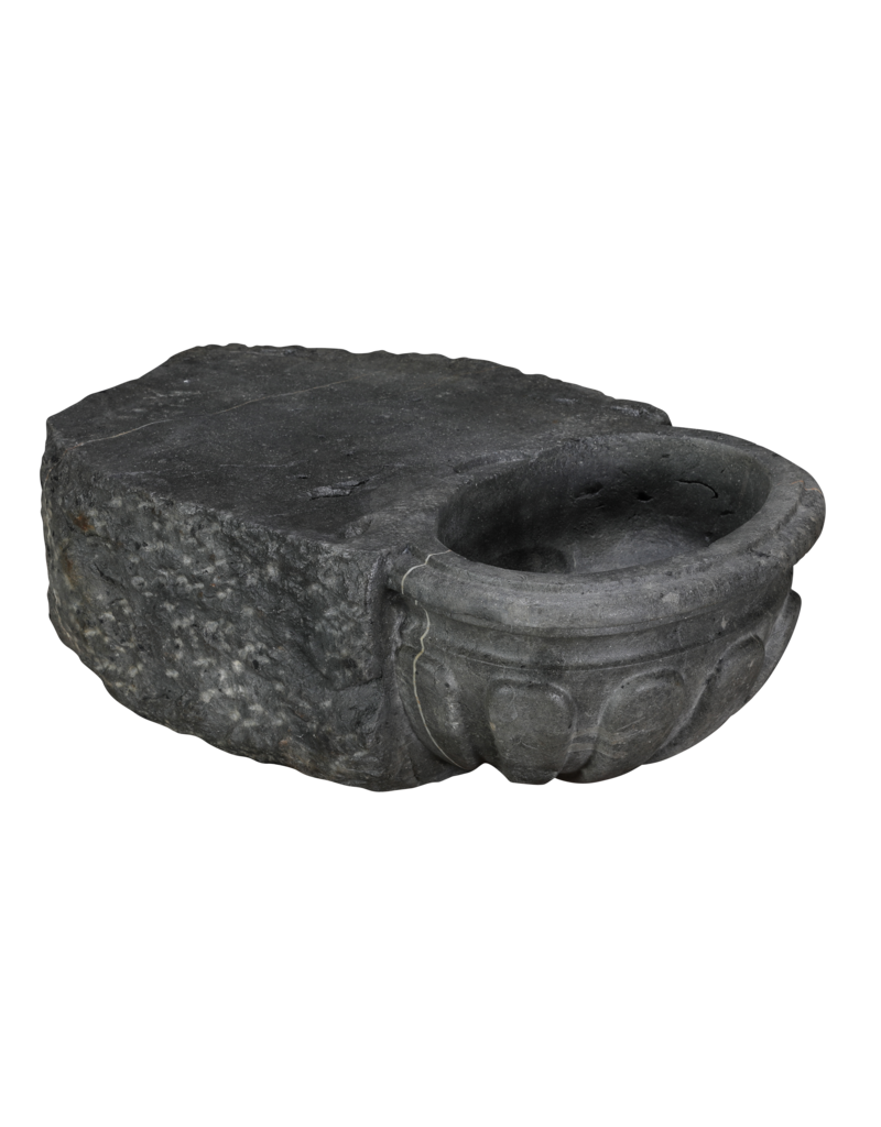 Maison Leon Van den Bogaert Rara Pila de Agua Bendita Antigua en Piedra Azul Belga Oxidada – Lavabo Mural Escultural para Powder Room o Baño de Invitados de Lujo