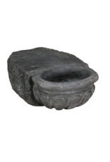 Maison Leon Van den Bogaert Rara Pila de Agua Bendita Antigua en Piedra Azul Belga Oxidada – Lavabo Mural Escultural para Powder Room o Baño de Invitados de Lujo