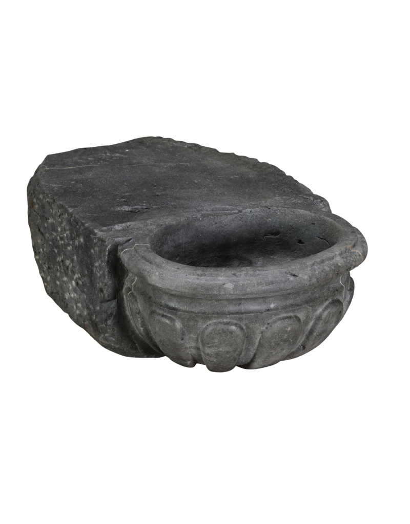 Maison Leon Van den Bogaert Rara Pila de Agua Bendita Antigua en Piedra Azul Belga Oxidada – Lavabo Mural Escultural para Powder Room o Baño de Invitados de Lujo