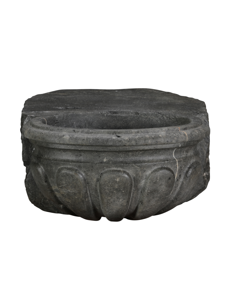 Maison Leon Van den Bogaert Rara Pila de Agua Bendita Antigua en Piedra Azul Belga Oxidada – Lavabo Mural Escultural para Powder Room o Baño de Invitados de Lujo