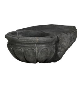 Antikes Weihwasserbecken Belgischer Blaustein – Skulpturales Wandbecken