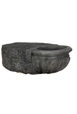 Maison Leon Van den Bogaert Rara Pila de Agua Bendita Antigua en Piedra Azul Belga Oxidada – Lavabo Mural Escultural para Powder Room o Baño de Invitados de Lujo