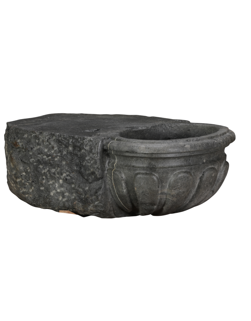 Maison Leon Van den Bogaert Rara Pila de Agua Bendita Antigua en Piedra Azul Belga Oxidada – Lavabo Mural Escultural para Powder Room o Baño de Invitados de Lujo