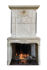 Bijzonder Franse Schouw In Kalksteen Met Bovenmantel