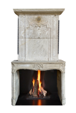 Bijzonder Franse Schouw In Kalksteen Met Bovenmantel