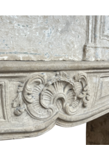 Bijzonder Franse Schouw In Kalksteen Met Bovenmantel