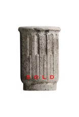 Zeitlose Steinsäule als Tischsockel aus dem 18. Jahrhundert.