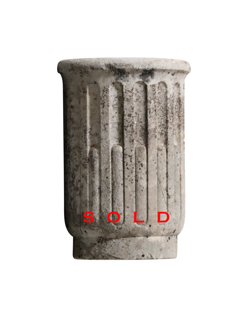 Zeitlose Steinsäule als Tischsockel aus dem 18. Jahrhundert.