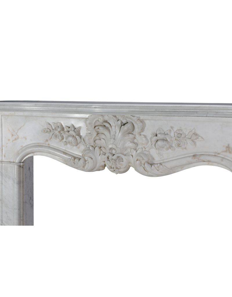 Maison Leon Van den Bogaert Exceptionnelle Cheminée Ancienne du XIXe Siècle en Marbre Blanc de Carrare – Style Régence Victorien Sculpté Main