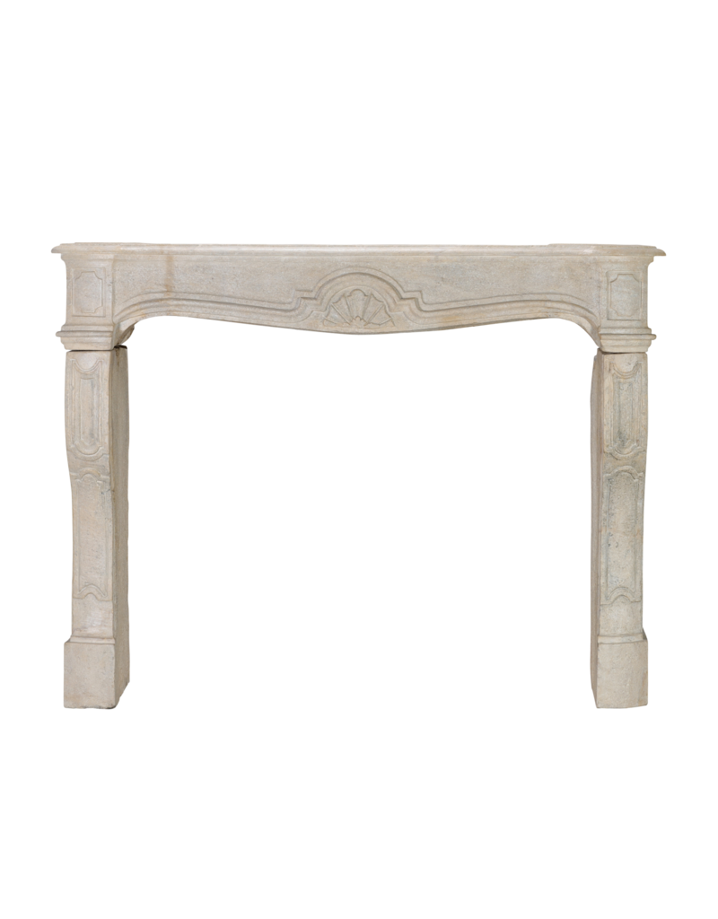 Maison Leon Van den Bogaert Originaler Französischer Spät Louis XIV Kalksteinkamin aus dem 18. Jahrhundert mit Skulpturalem Muschelmotiv